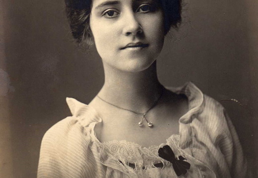 31-Lucy-Young-Fisk-Teenager-paint