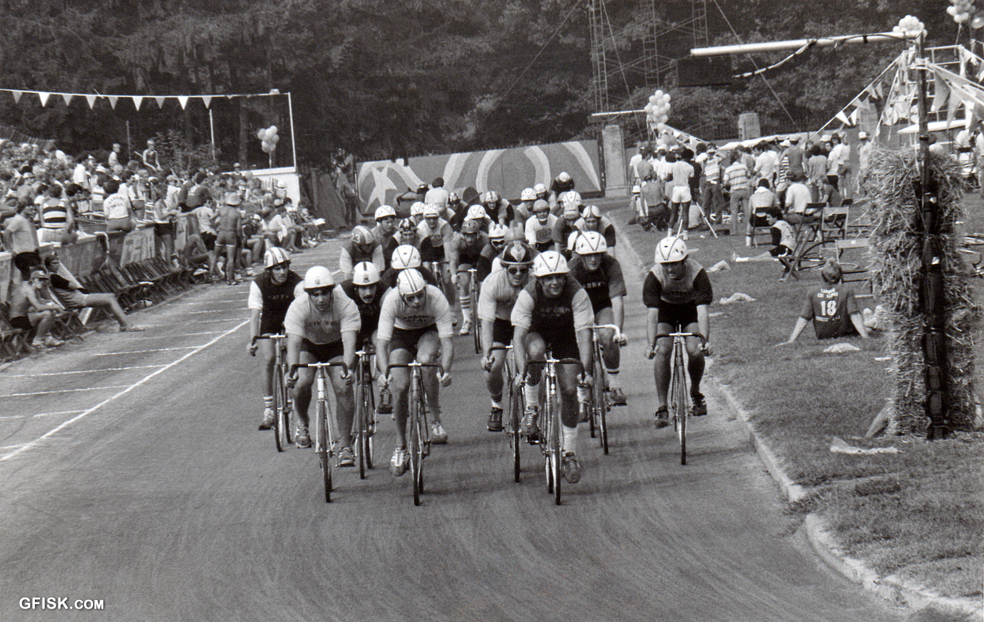 Breaking Away - Shot of the Little 500 movie pack on the cinders 1978
